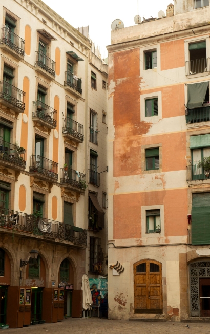 Fachadas de edificios residenciales con balcones en calle; instalación de placas solares para hogares y comunidades de vecinos en Vitoria-Gasteiz, Álava, País Vasco
