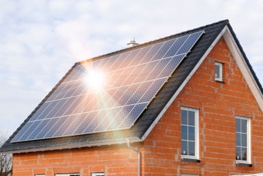 Vivienda unifamiliar en obra con paneles solares instalados en cubierta inclinada; instalación de placas solares para autoconsumo en Vitoria-Gasteiz, Álava, País Vasco