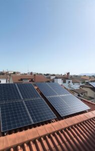 Paneles solares en tejado de teja con vista urbana; proyectos recientes de autoconsumo fotovoltaico en Vitoria-Gasteiz y Álava, País Vasco