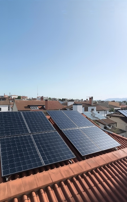 Paneles solares en tejado de teja con vista urbana; proyectos recientes de autoconsumo fotovoltaico en Vitoria-Gasteiz y Álava, País Vasco